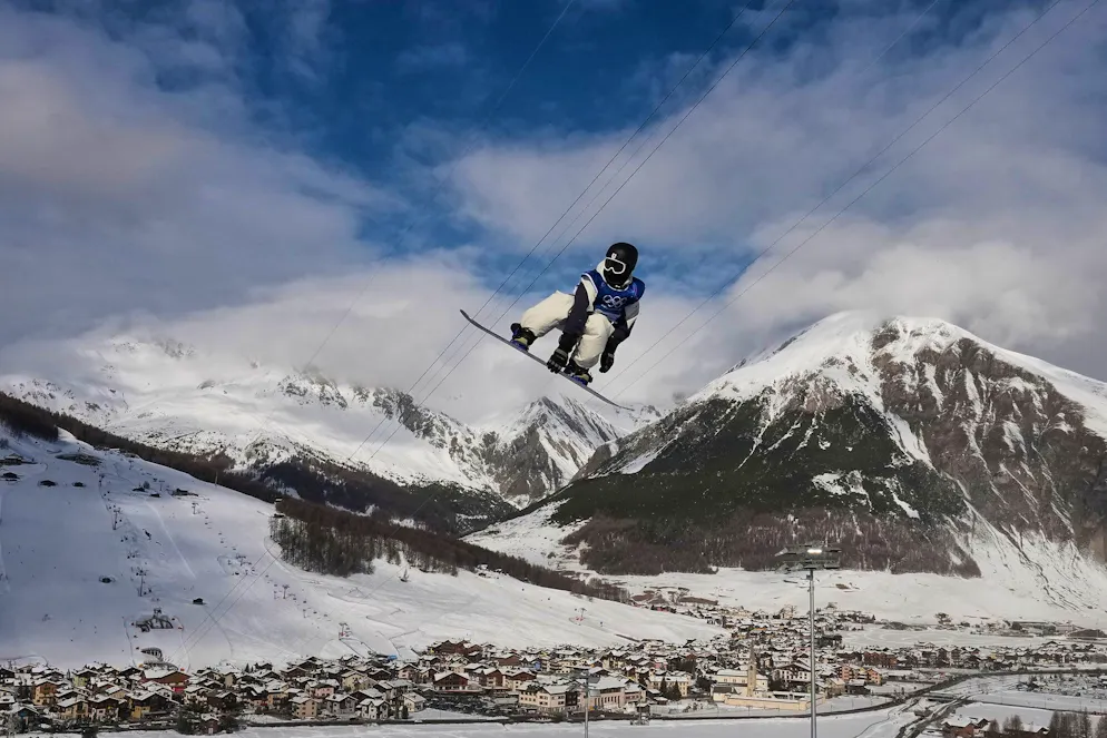 Olimpiadi 2026. l giapponese Ryusei Yamada si allena durante una sessione di training nello snowboard halfpipe.