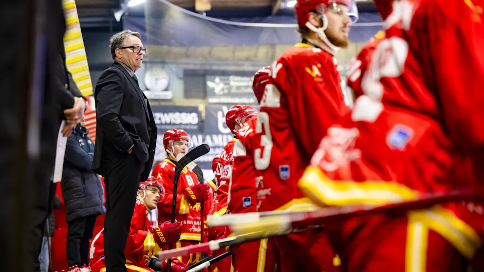 L'entraineur Chris McSorley (HCS) dirige son equipe depuis le banc (archive).