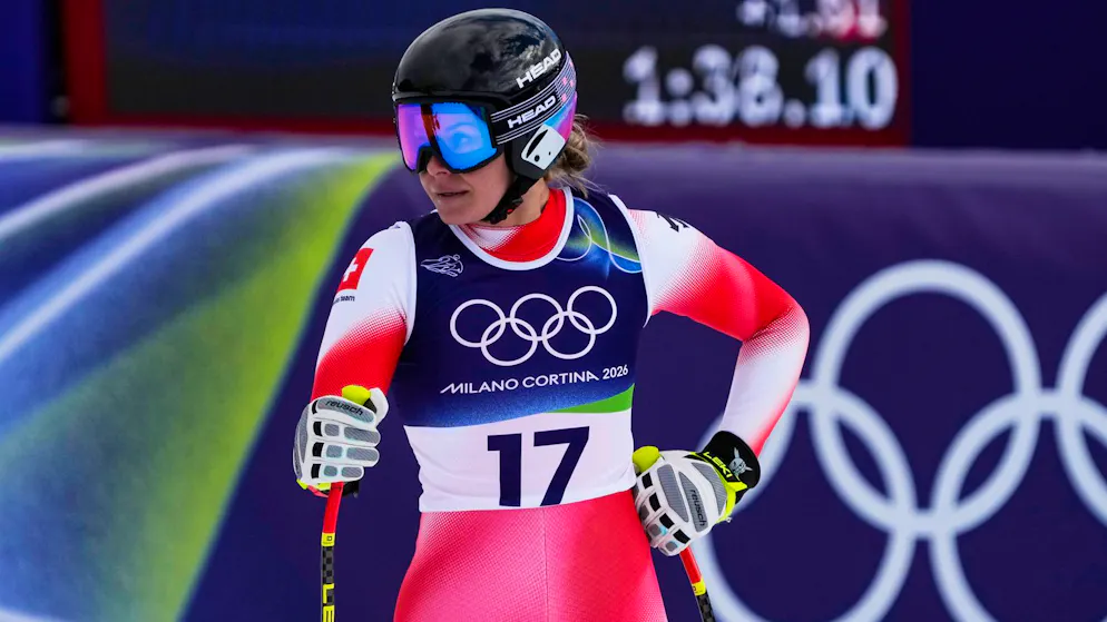 Corinne Suter ist nach ihrer Team-Kombi-Abfahrt im Zielraum enttäuscht.