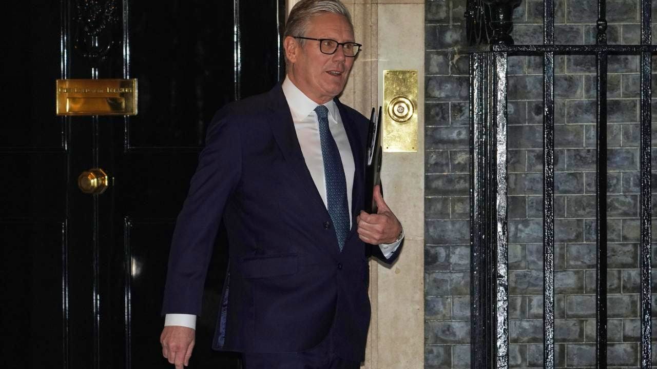 Grossbritannien. Regierungskrise in London: Premier Starmer kauft sich Zeit