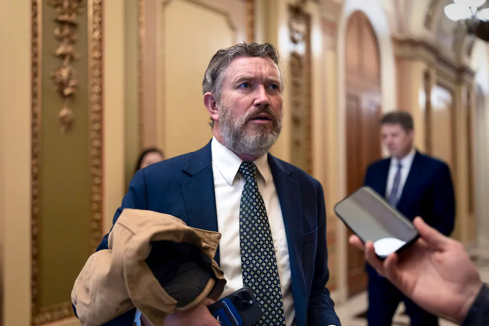 «Ce qui m'a posé problème est que les noms d'au moins six hommes ont été caviardés alors qu'ils sont probablement impliqués du fait de leur inclusion dans ces documents», a déclaré Thomas Massie aux journalistes à la sortie du ministère.