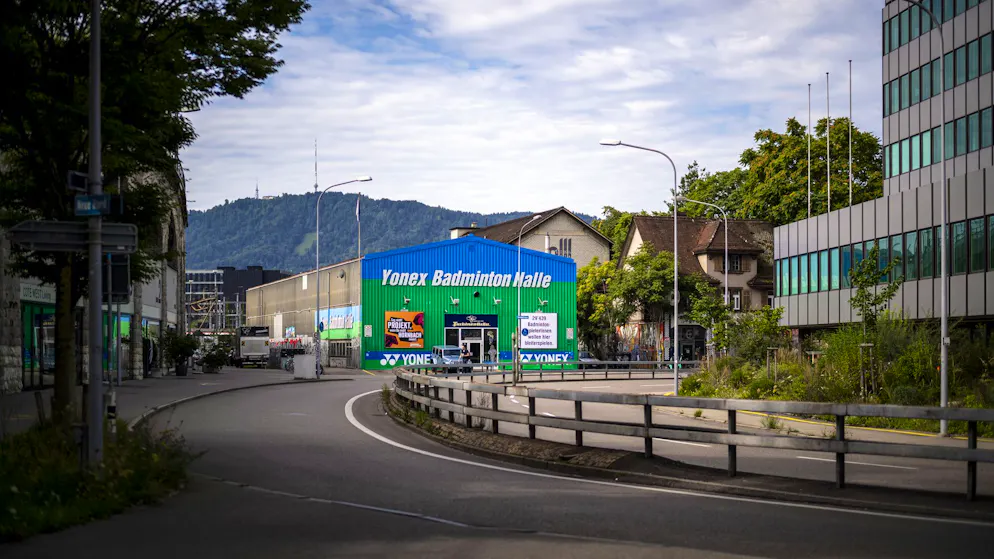 Ob die Badminton-Halle in Zürich tatsächlich weg muss, ist noch unklar. Der Bau der Brücke beginnt frühestens 2030.