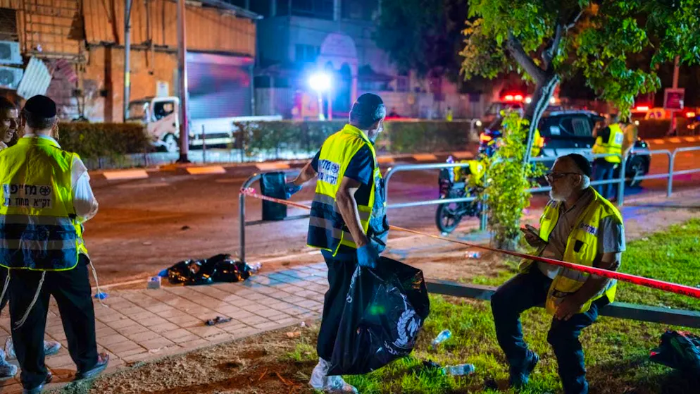 ARCHIVE - Men work in 2024 at a site in Tel Aviv where an attack took place. Photo: Ilia Yefimovich/dpa