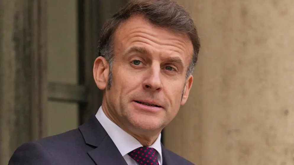 ARCHIV – Frankreichs Präsident Emmanuel Macron vor dem Élysée-Palast in Paris.