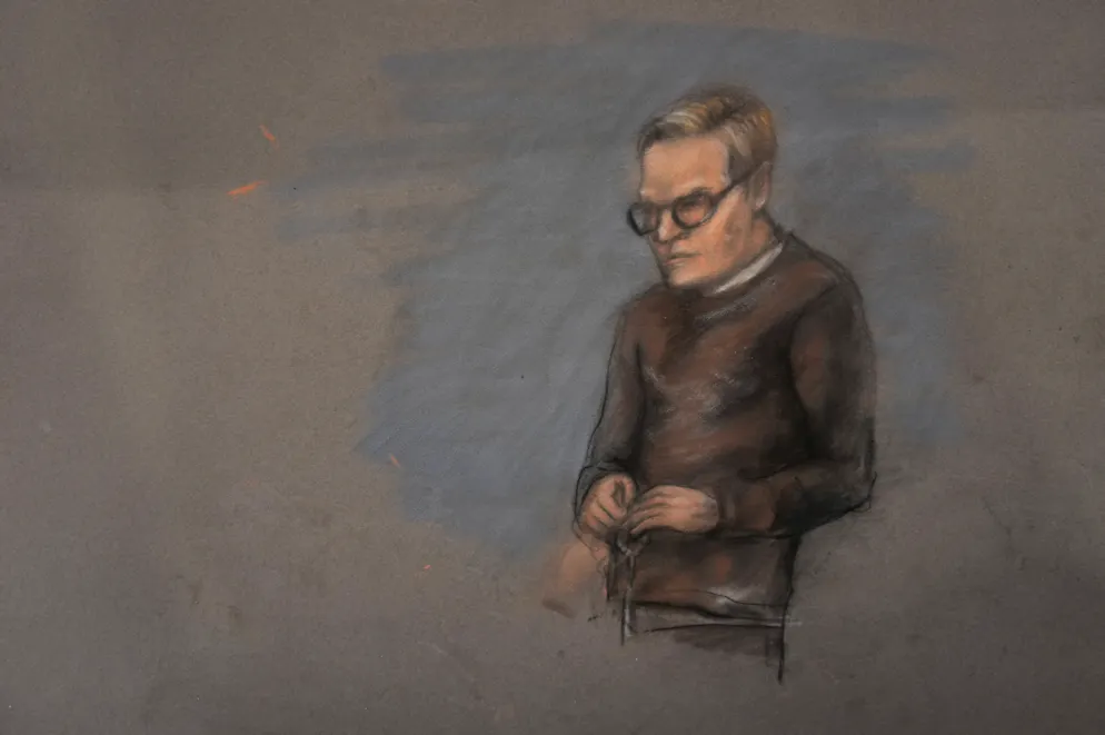 Une esquisse judiciaire représente Marius Borg Høiby, fils de la princesse héritière norvégienne Mette-Marit, lors du premier jour d'un procès devant le tribunal de district d'Oslo, le 3 février 2026.