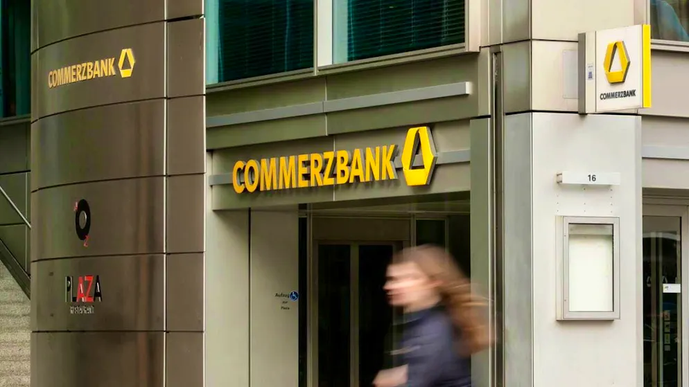 Despite high costs for the ongoing job cuts, Commerzbank exceeded its profit target of 2.5 billion euros in 2025 with a net profit of 2.6 billion euros. The bank now wants to distribute billions to its shareholders. (archive picture)