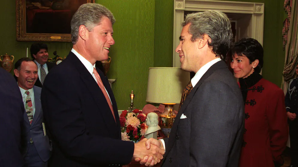 Jeffrey Epstein (rechts) spricht im September 1993 mit dem damaligen US-Präsidenten Bill Clinton. Rechts neben Epstein: Ghislaine Maxwell.