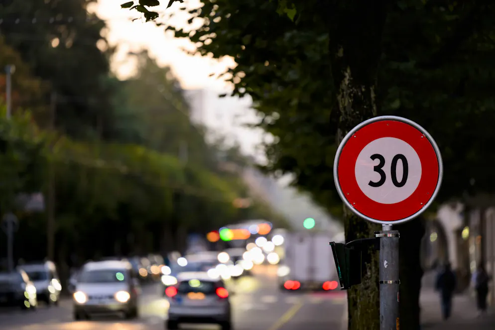 Im Baselbiet fordern bürgerliche Parteien strengere Regeln für Tempo 30 auf Hauptstrassen – ihre Abstimmungsplakate bremsen den Verkehr jetzt aber selbst aus. (Symbolbild)