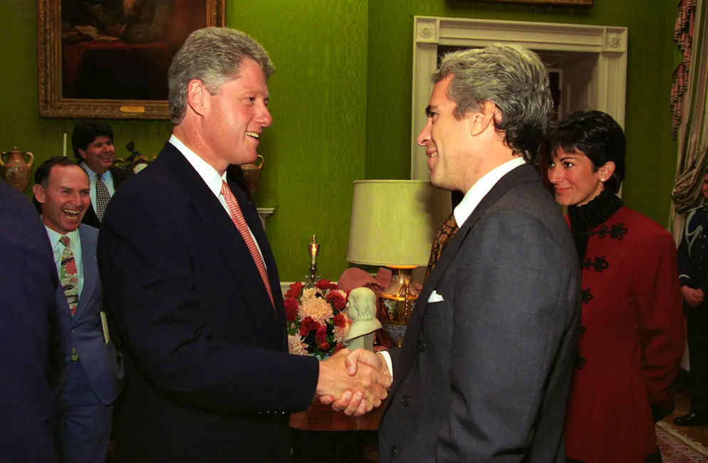 Jeffrey Epstein (a destra) parla con l'allora presidente americano Bill Clinton nel settembre 1993. Alla destra di Epstein: Ghislaine Maxwell.