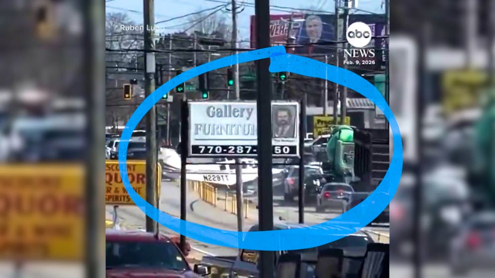 Video zeigt Notlandung. Flugzeug crasht auf dicht befahrener Strasse