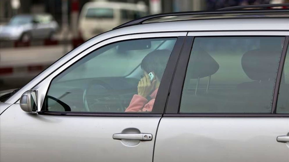 Ticino. I distratti alla guida aumentano: alla sbarra rimane il telefonino