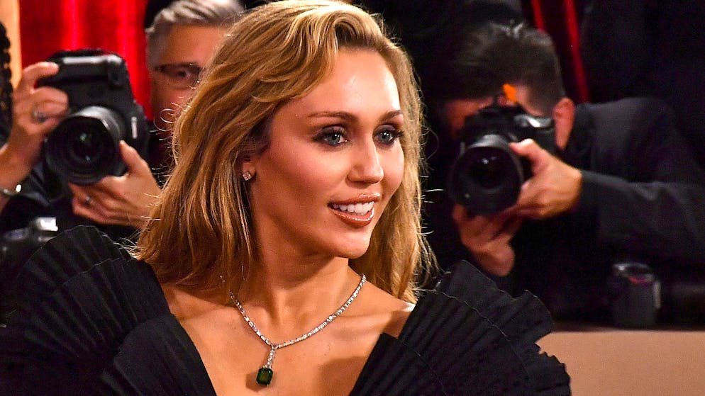 Come mai?. Arriva una scritta in italiano. Miley Cyrus svela il suo ultimo tatuaggio