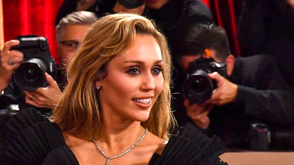 Come mai?. Arriva una scritta in italiano. Miley Cyrus svela il suo ultimo tatuaggio