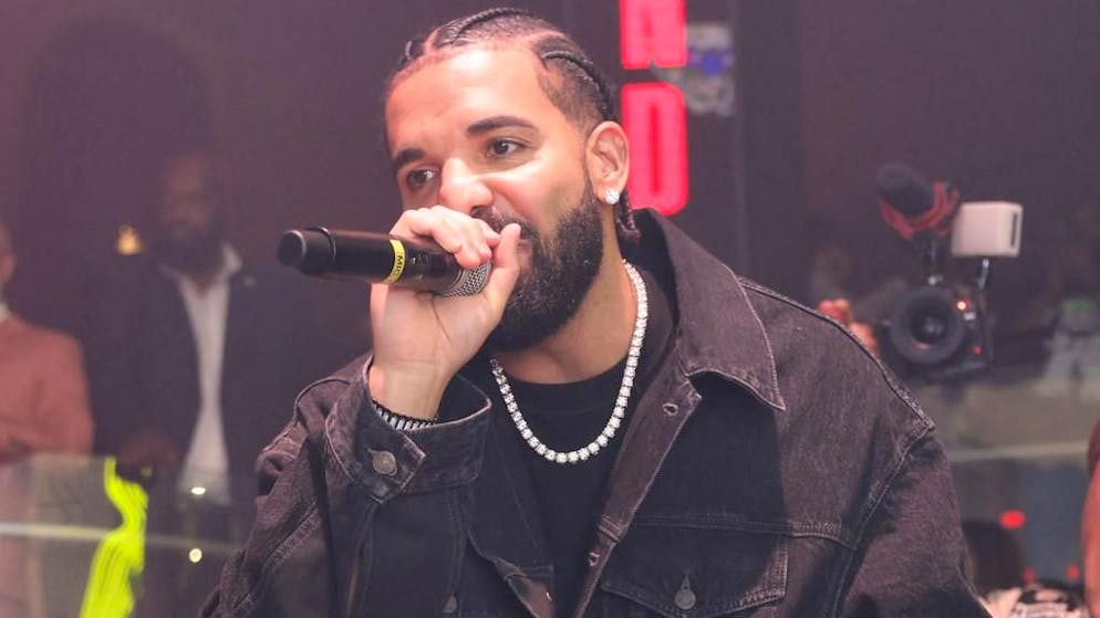 La «maledizione» continua. Drake perde quasi un milione al Super Bowl. Ecco come