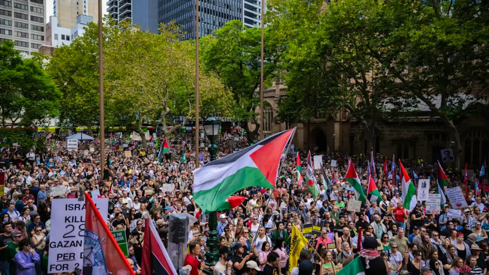 Pro-Palästina-Demonstranten bei einer Demonstration vor dem Rathaus von Sydney. Die Menschen protestieren gegen den Besuch des israelischen Präsidenten Herzog in Australien. Foto: Flavio Brancaleone/AAP/dpa