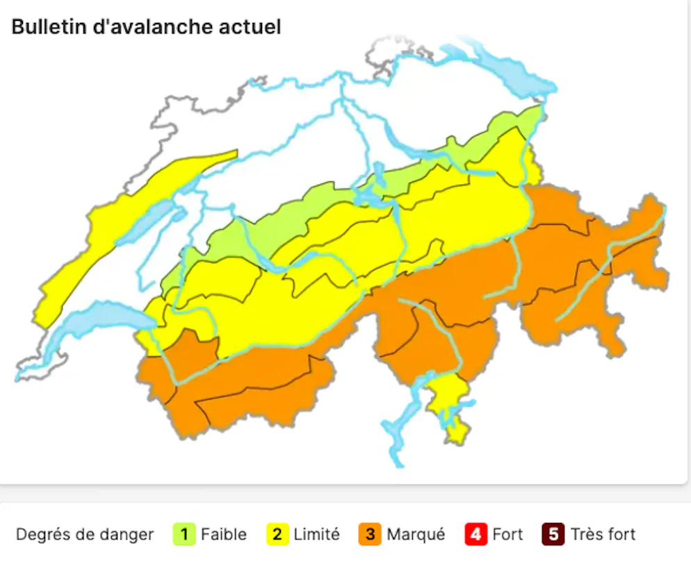 Actuellement, un avertissement de chutes de neige (danger limité, degré 2) est en vigueur pour les régions situées au-dessus de 1800 mètres.