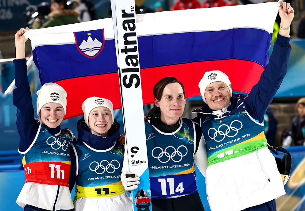 Il team sloveno composto da Nika Vodan, Nika Prevc, Domen Prevc e Anze Lanisek festeggiano la vittoria nel salto con gli sci normale a squadre miste.