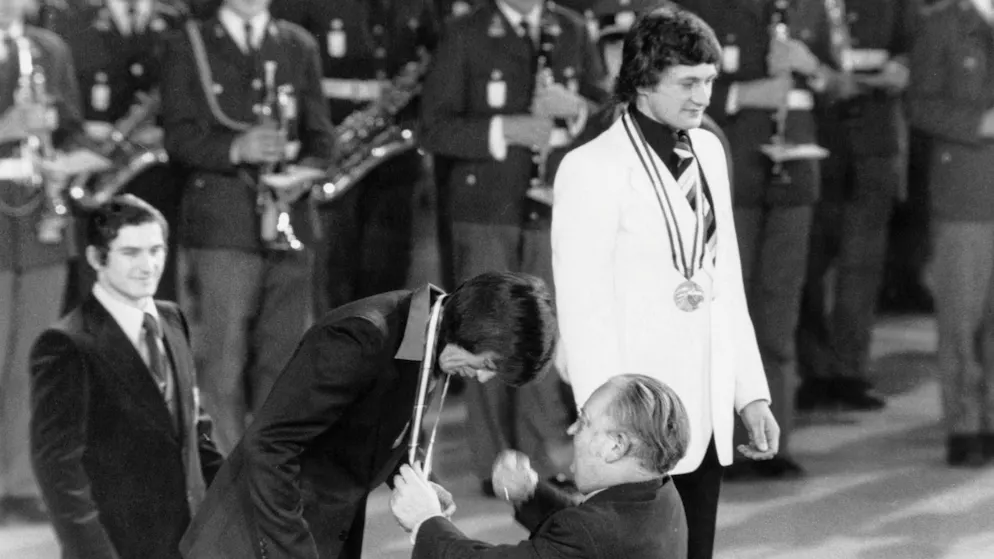 Bernhard Russi fu battuto solo dal rivale Franz Klammer (a destra) nella discesa olimpica di Innsbruck del 1976.