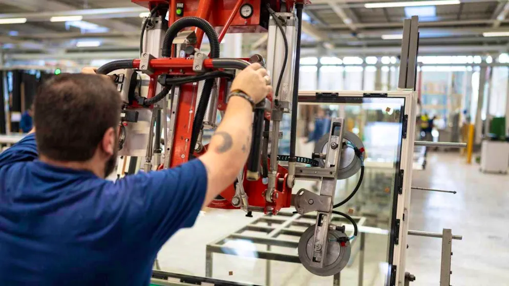 Work in a window factory. The Federal Council has decided on adjustments to the controversial wage protection accompanying measure 14 to the EU treaty package, in the sense of a compromise. (theme picture)