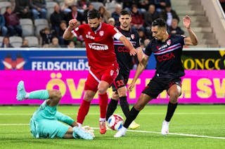 Torhueter Niklas Steffen (FCT), Marco Buerki (FCT), Rilind Nivokazi (SIO), und Ilyas Chouaref (SIO), von links,, in Aktion im Super League Spiel zwischen dem FC Thun und dem FC Sion, in der Stockhorn Arena in Thun, am Samstag, 1. November 2025. (KEYSTONE/Anthony Anex)