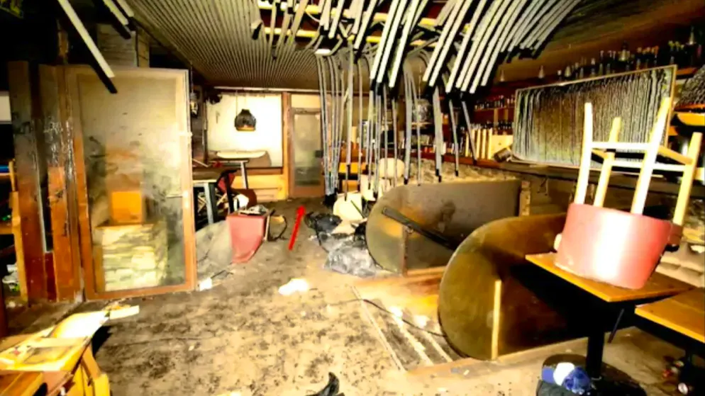 Tragédie de Crans-Montana : images après l'incendie. Cette photo a été prise au rez-de-chaussée. On peut voir en arrière-plan la porte de service verrouillée puis forcée.