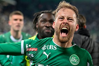 Der St. Galler Carlo Boukhalfa jubelt nach seinem Siegestor beim Fussballspiel der Super League FC St.Gallen gegen FC Lausanne-Sport im Kybunpark in St. Gallen am Sonntag, 23. November 2025. (KEYSTONE/Walter Bieri )