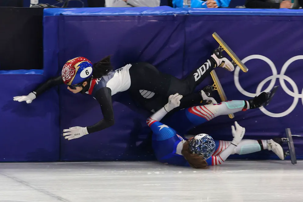 Olimpiadi 2026. Kim Gil-li della Corea del Sud (in alto) viene fatta inciampare da Corinne Stoddard degli Stati Uniti durante la semifinale della staffetta mista di short track.