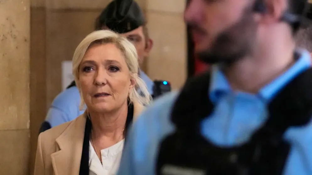 Die rechtsextreme Politikerin Marine Le Pen trifft zum Plädoyer der Verteidigung im Berufungsverfahren zum Verdacht auf Veruntreuung von EU-Geldern ein. Foto: Michel Euler/AP/dpa