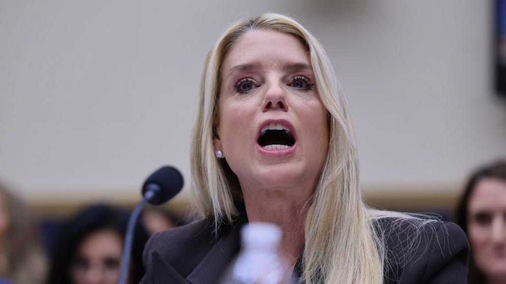Hitzige Epstein-Anhörung. Pam Bondi brüllt Demokraten an und räumt Fehler ein