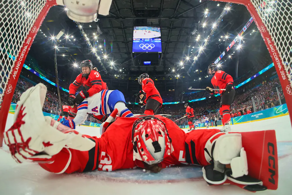 Die besten Bilder der Olympischen Spiele 2026 in Milano Cortina. So sieht es aus, wenn sich Kanadas Torhüterin Ann-Renee Desbiens geschlagen geben muss.