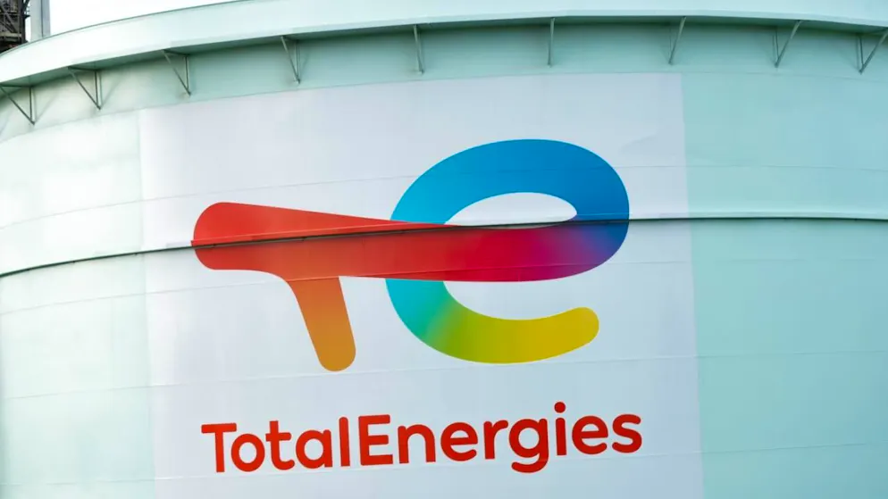 Cette année, le groupe prévoit par ailleurs 15 milliards de dollars d'investissements nets, dont environ 4 milliards "dans les énergies bas carbone", principalement l'électricité, celle issue de sources renouvelables, mais aussi des centrales à gaz, une énergie fossile.