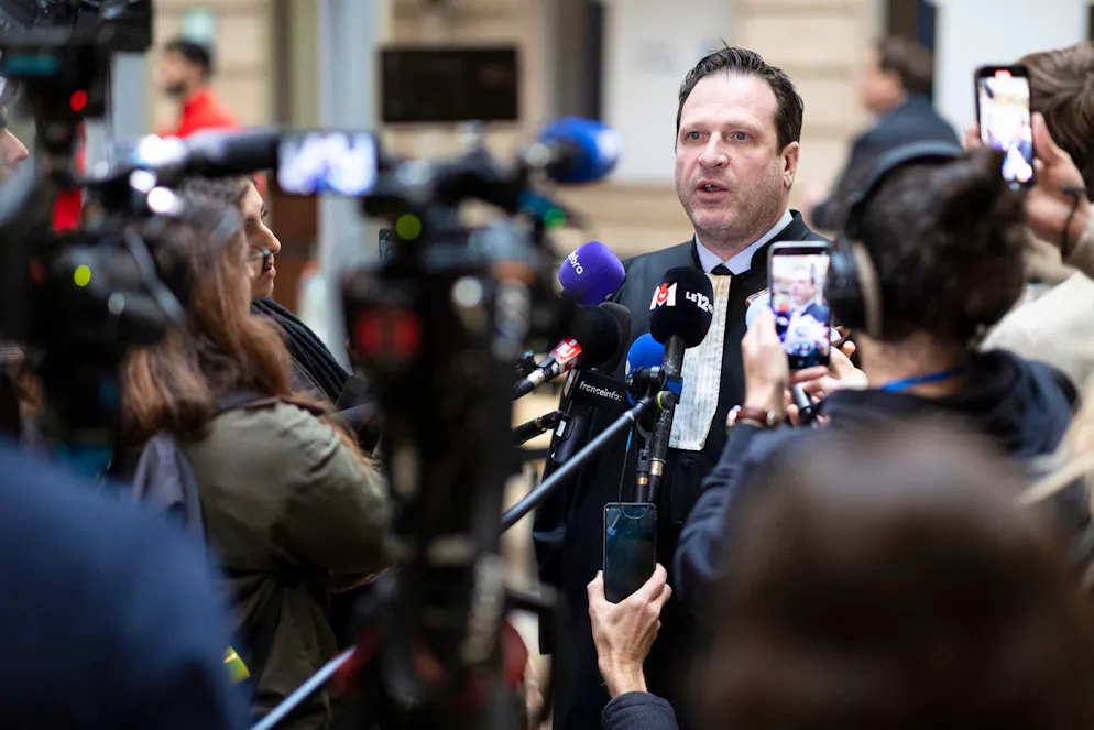 L'avocat des plaignants, Frédéric Berna, s'adresse à la presse à sa sortie du tribunal après avoir entendu le verdict dans le procès de l'ancien anesthésiste Frédéric Pechier, condamné à la prison à perpétuité pour avoir intentionnellement empoisonné 30 patients, enfants et adultes, dont 12 sont décédés, dans la ville de Besançon, dans l'est de la France, le 18 décembre 2025. (archives)