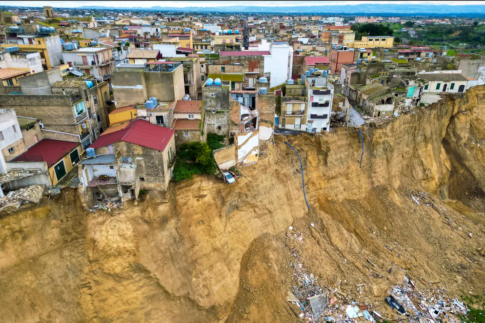 La frana a Niscemi. Questa veduta aerea scattata il 1° febbraio 2026 mostra parte di una frana lunga 4 chilometri che ha lasciato la città siciliana di Niscemi, nel sud Italia, in bilico sul bordo di una scogliera dopo che giorni di forti piogge causate da un ciclone hanno provocato un'enorme frana che ha distrutto proprietà e costretto allo sfollamento di oltre 1'500 persone. 