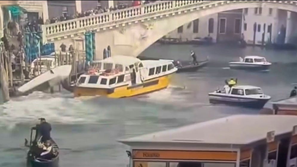 Ausser Kontrolle. Fähre rammt Gondeln in Venedig