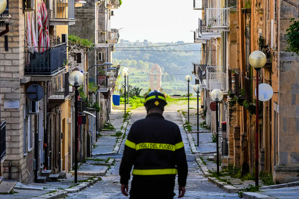 Un vigile del fuoco nella zona rossa.
