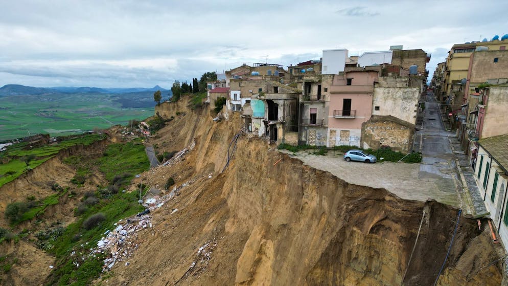 «M'ha distrutto la vita». Ecco le immagini da Niscemi, il paese italiano che sta pian piano crollando nel vuoto