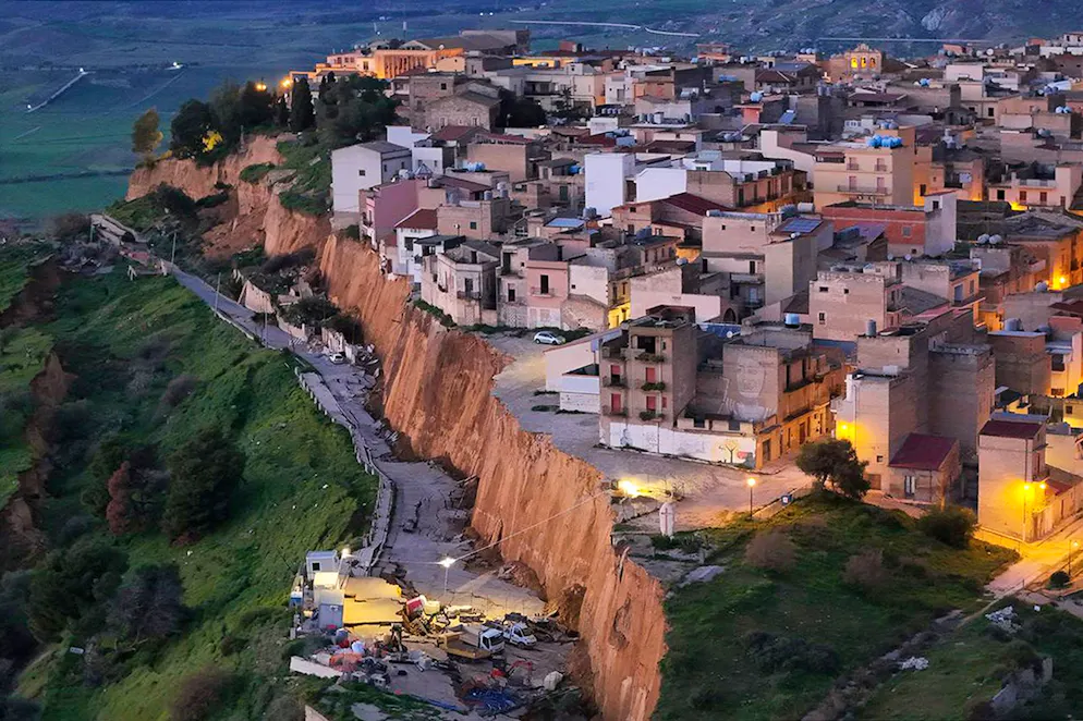 La frana a Niscemi. Già decine di case e non solo sono cadute nel vuoto.