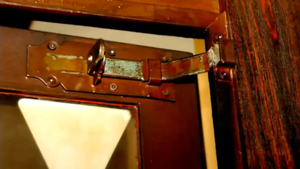 Tragödie von Crans-Montana: Bilder nach dem Brand. Der Riegel der aufgebrochenen Tür.