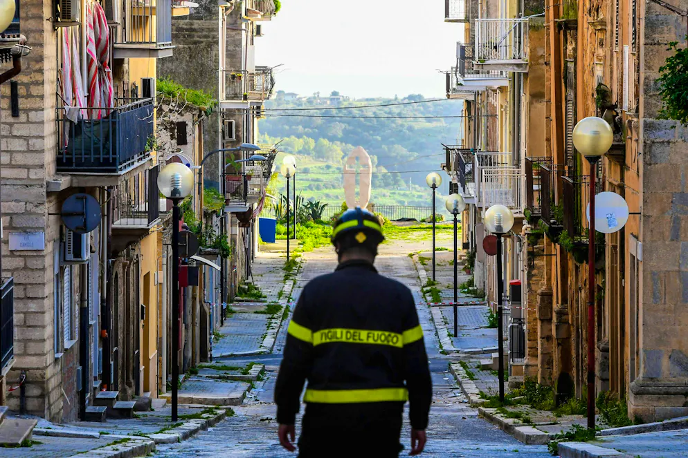 Un pompier dans la zone rouge.