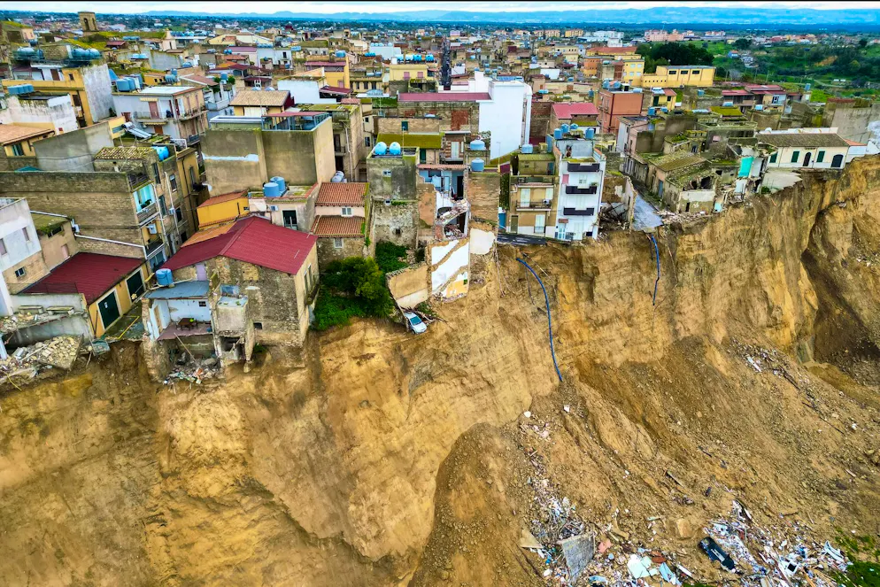Le glissement de terrain à Niscemi. Cette vue aérienne prise le 1er février 2026 montre une partie d'un glissement de terrain de 4 kilomètres de long qui a laissé la ville sicilienne de Niscemi, dans le sud de l'Italie, au bord d'une falaise après que des jours de fortes pluies causées par un cyclone ont déclenché un énorme glissement de terrain qui a détruit des biens et forcé le déplacement de plus de 1 500 personnes.
