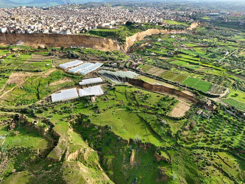 La frana a Niscemi. La cittadina, dove vivono oggi quasi 25'000 persone, si trova nella costa sud occidentale della Sicilia, costruita su una collina argillosa a 330 metri sul livello del mare. Dista circa 22 chilometri dal mare.