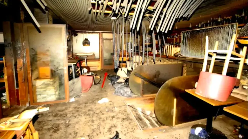 Tragödie von Crans-Montana: Bilder nach dem Brand. Diese Aufnahme entstand im Erdgeschoss. Im Hintergrund ist die verriegelte und später aufgebrochene Servicetür zu sehen.