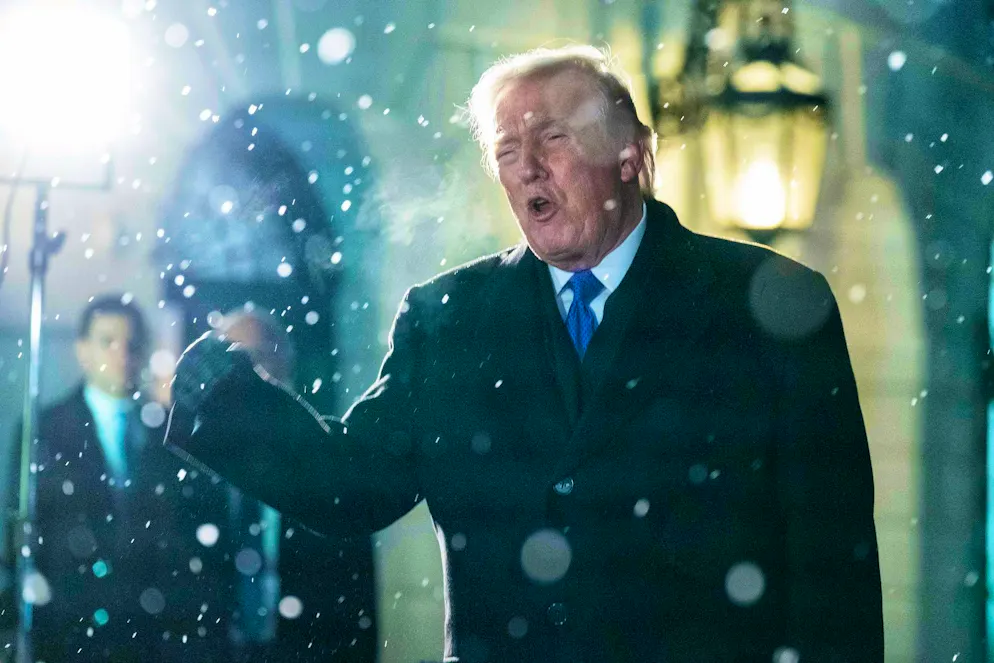 Il presidente Donald Trump parla ai giornalisti sul South Lawn prima di lasciare la Casa Bianca, venerdì 6 febbraio 2026, a Washington.