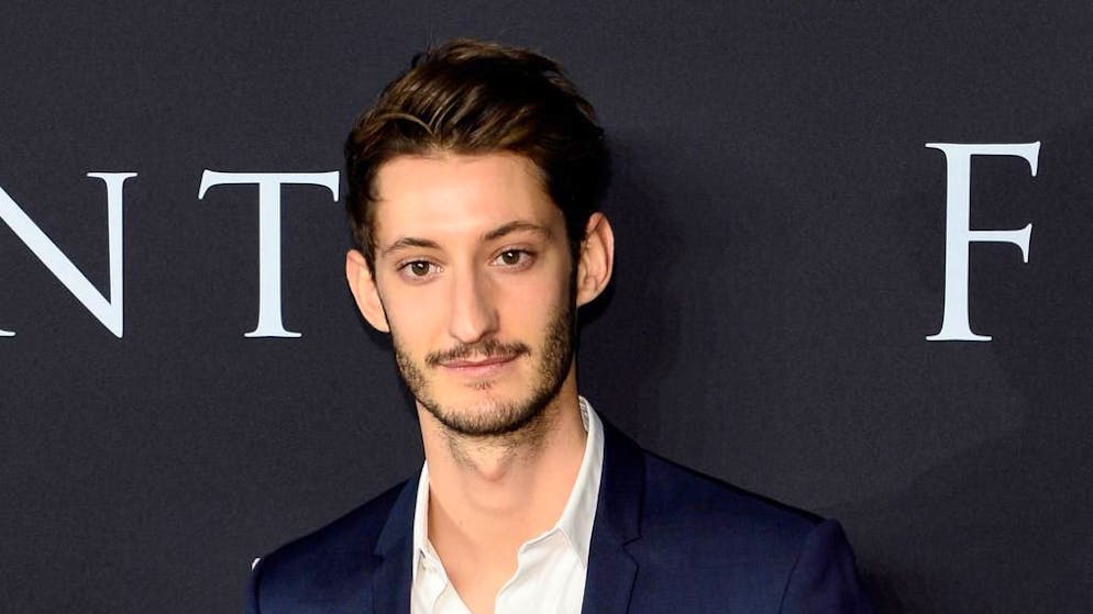 «Regardez pour qui vous votez». Pierre Niney défend ardemment le service public français