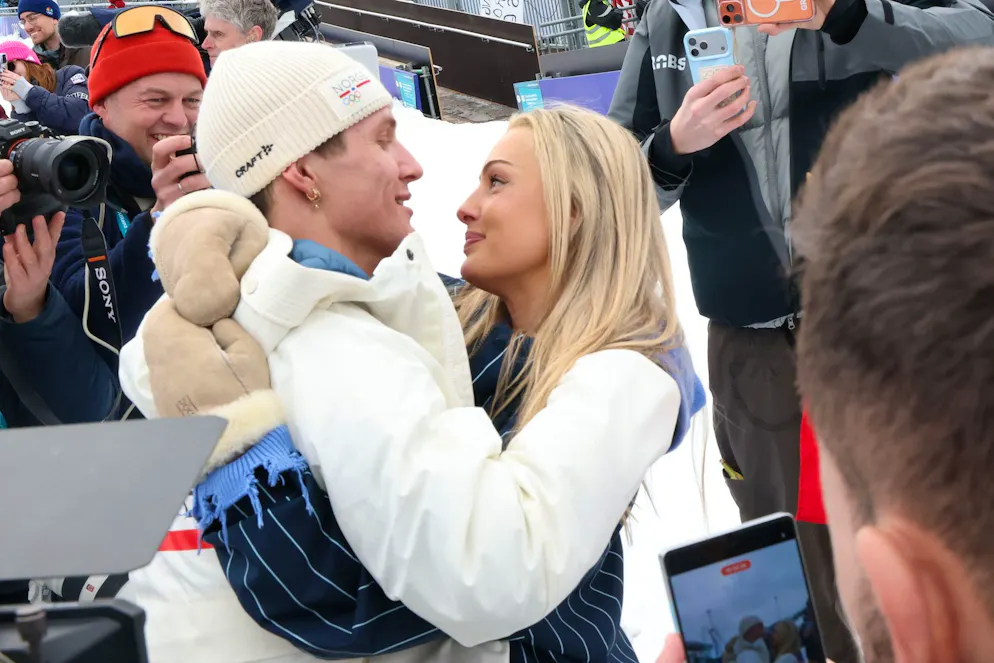 Die besten Bilder der Olympischen Spiele 2026 in Milano Cortina. Glück im Spiel, Glück in der Liebe: Slopestyle-Olympiasieger Birk Ruud lässt sich von seiner Freundin Tonje Frigstad beglückwünschen.