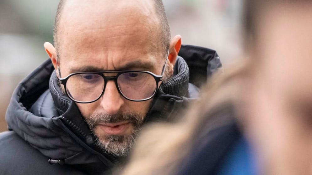 Inferno di Crans-Montana. Durante l'interrogatorio, Jacques Moretti incontra la madre di due vittime