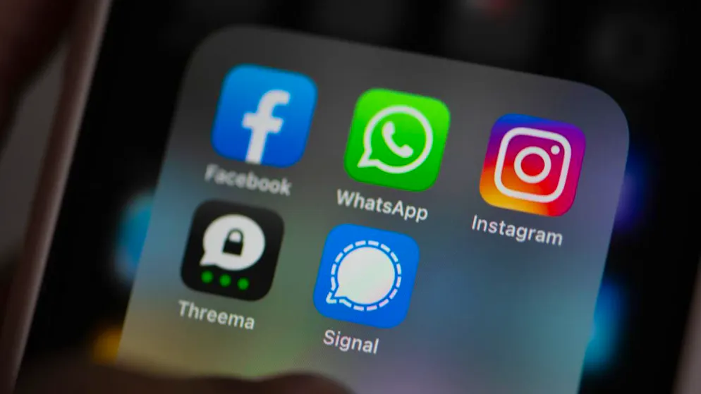 La révision prévue par le Conseil fédéral en janvier 2025 touche aussi les prestataires de services qui fournissent des services de messageries, de VoIP, de VPN, de cloud ou de mail. C'est par exemple le cas de Whatsapp, ou des entreprises suisses Threema ou Protonmail (archives).
