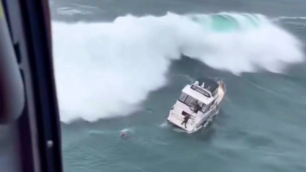 Rescue at the last moment. Man steals yacht - but doesn't reckon with the meter-high waves