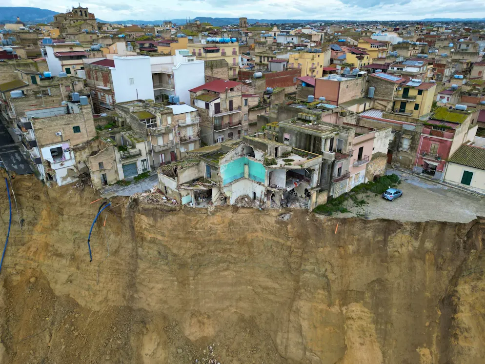 La frana a Niscemi. Decine di case sono in bilico sul vuoto.