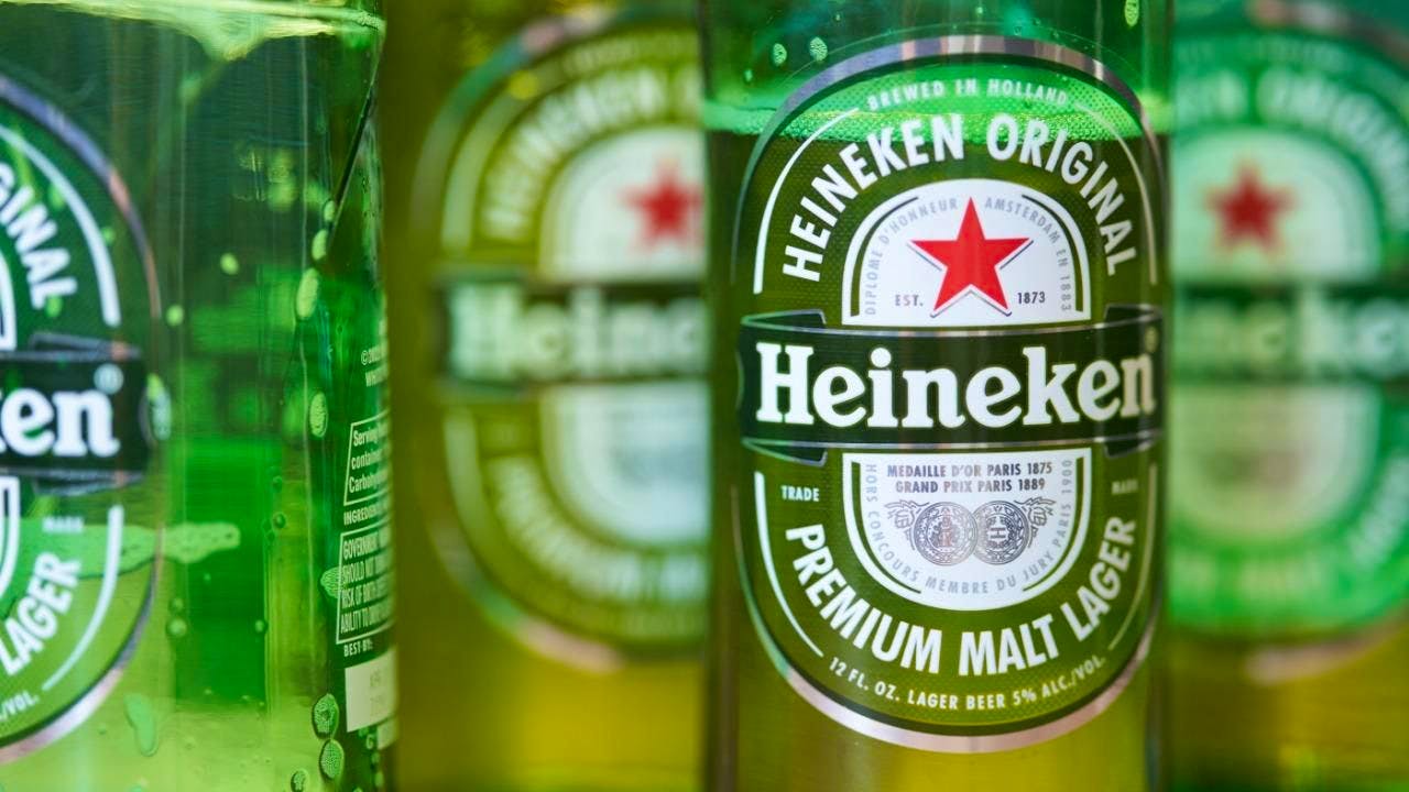 Getränke. Heineken will bis zu 6000 Stellen streichen